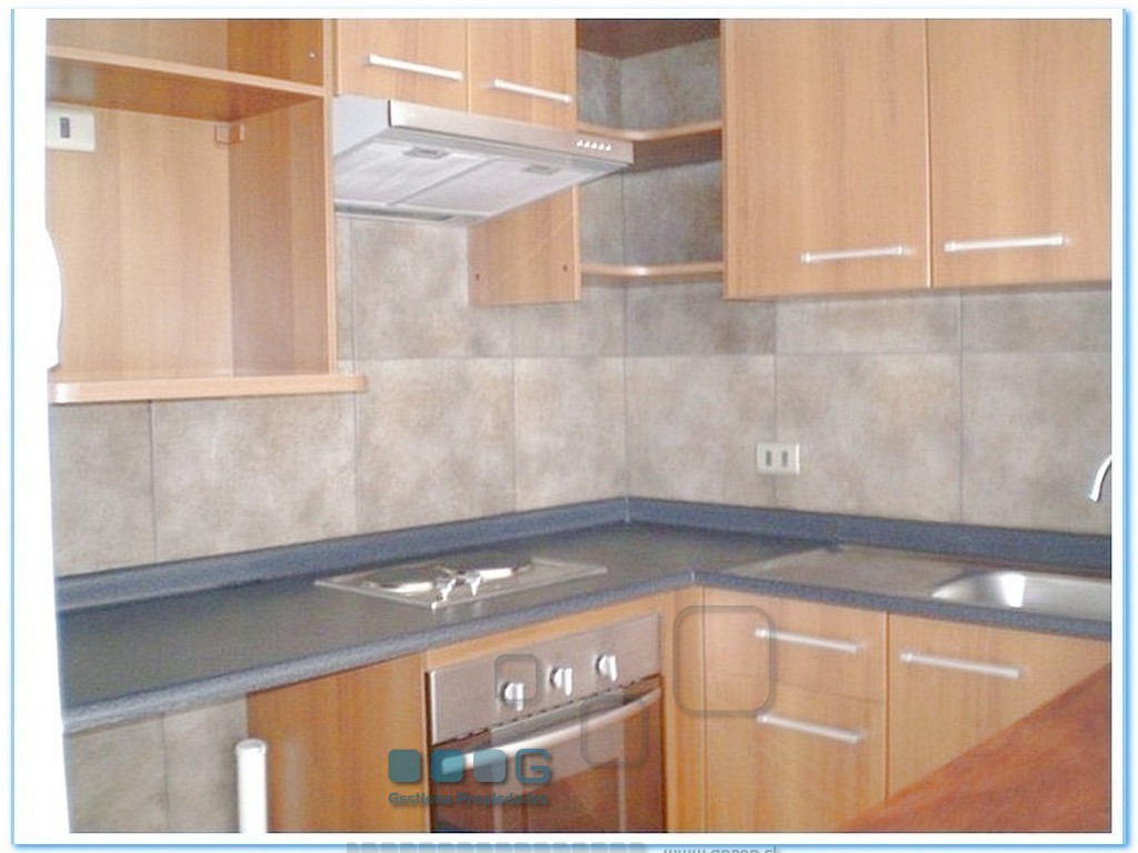 P5896 - P5896-02.jpg