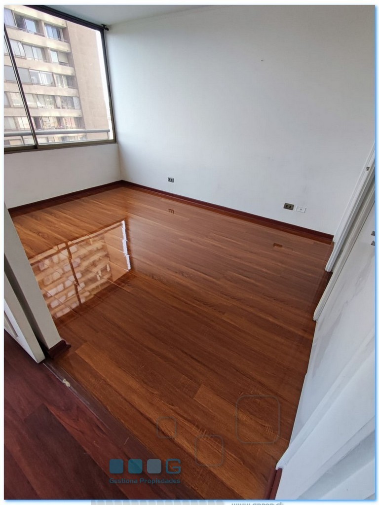 P5896 - P5896-04.jpg