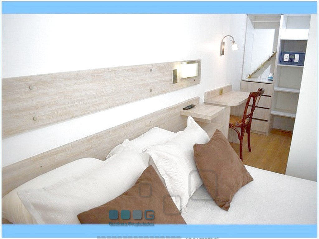 P5903 - P5903-04.jpg